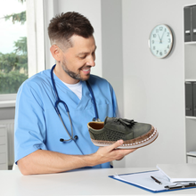Lade das Bild in den Galerie-Viewer, OrthoKomfort – komfortable, rutschfeste Schuhe mit ergonomischem Design