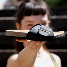 Lade das Bild in den Galerie-Viewer, OrthoMia – ergonomische Kork-Sandalen mit stilvollen Schnallenriemen